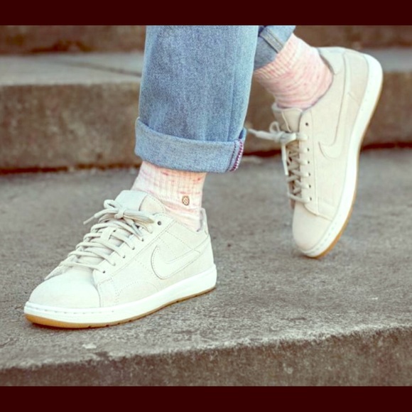 nike wmns tennis classic